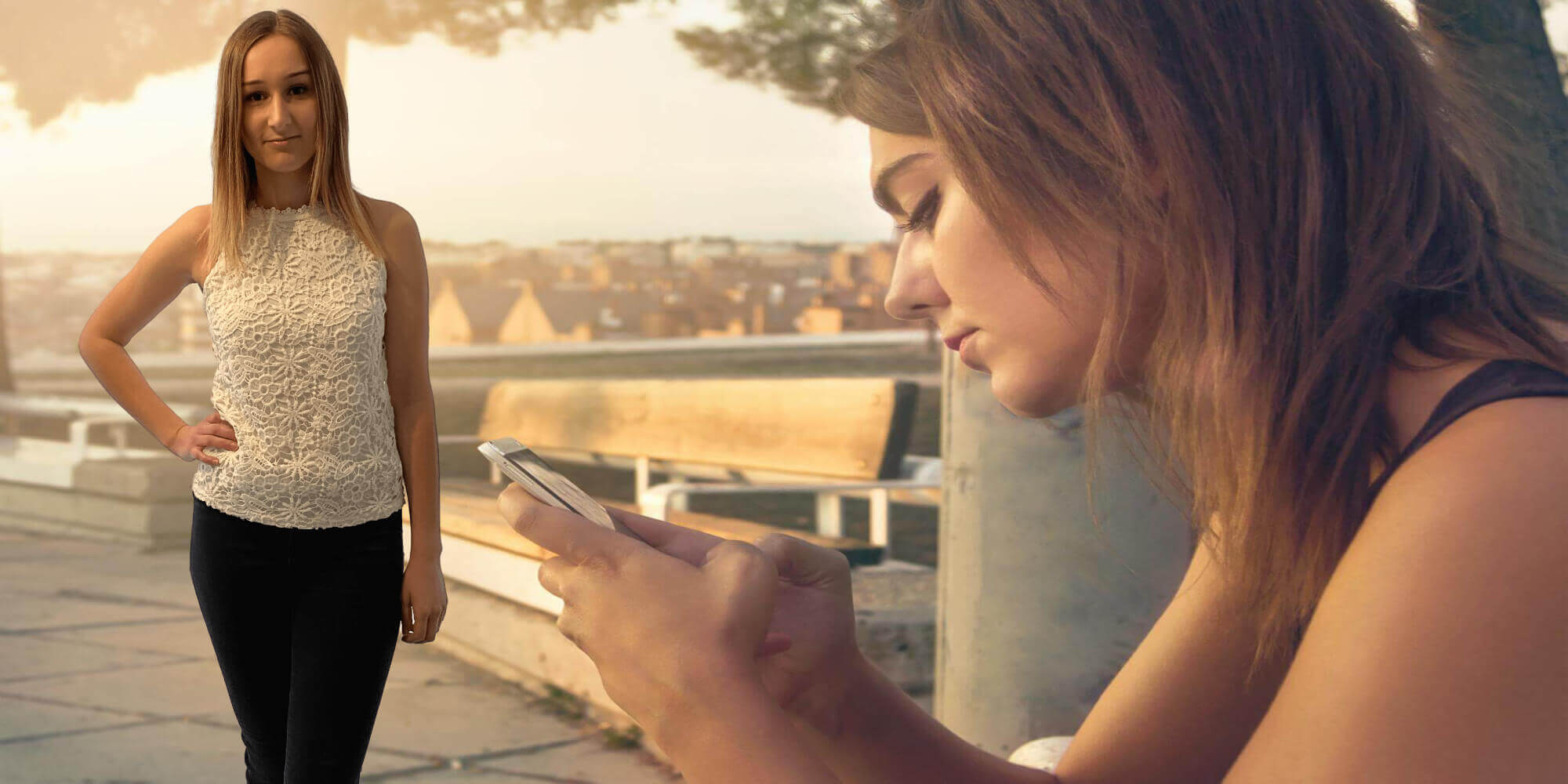 Zwei Frauen im Business - Outfit auf einem Balkon mit Terrasse. Eine Frau schaut auf ihr Smartphone, die andere blickt in die Ferne. Der Balkon bietet eine entspannte Atmosphäre und eine schöne Aussicht.